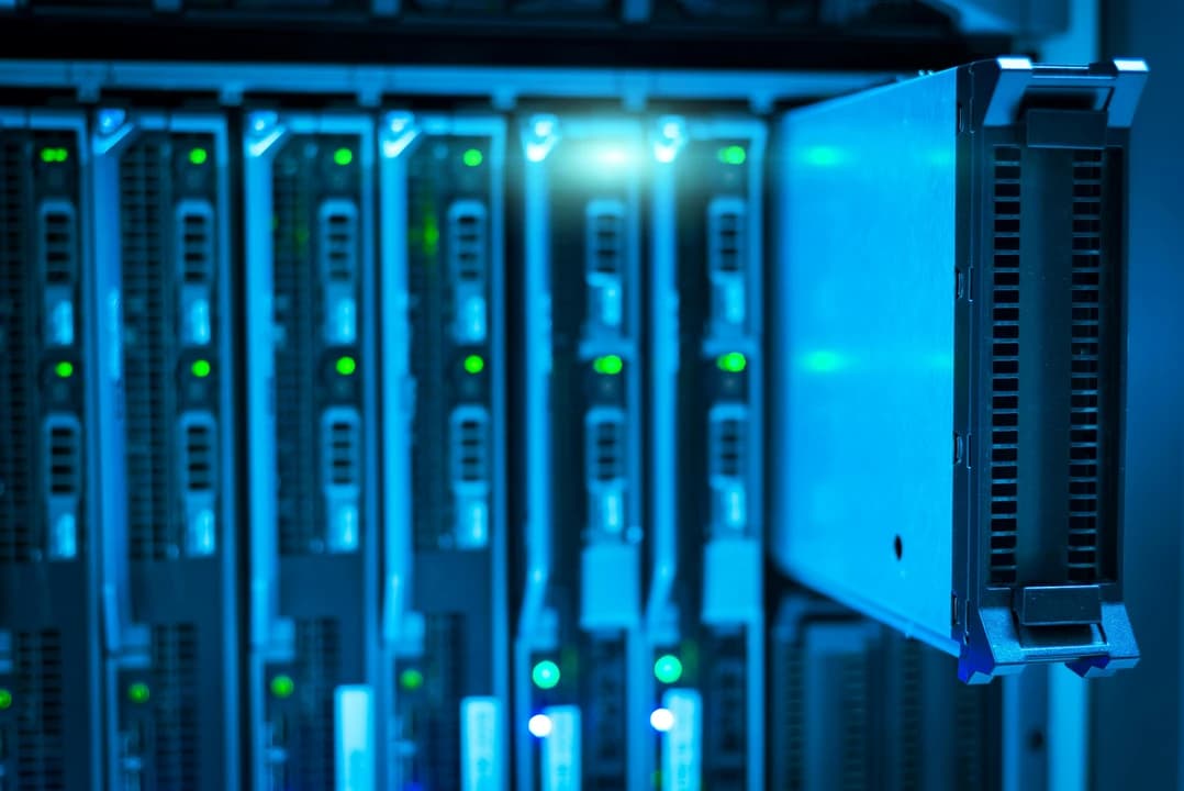 Corredor de data center com racks de servidores