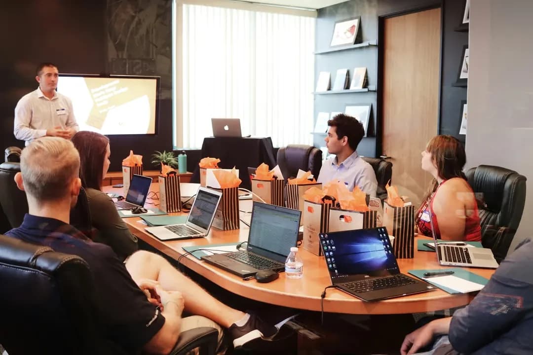Equipe de consultoria trabalhando