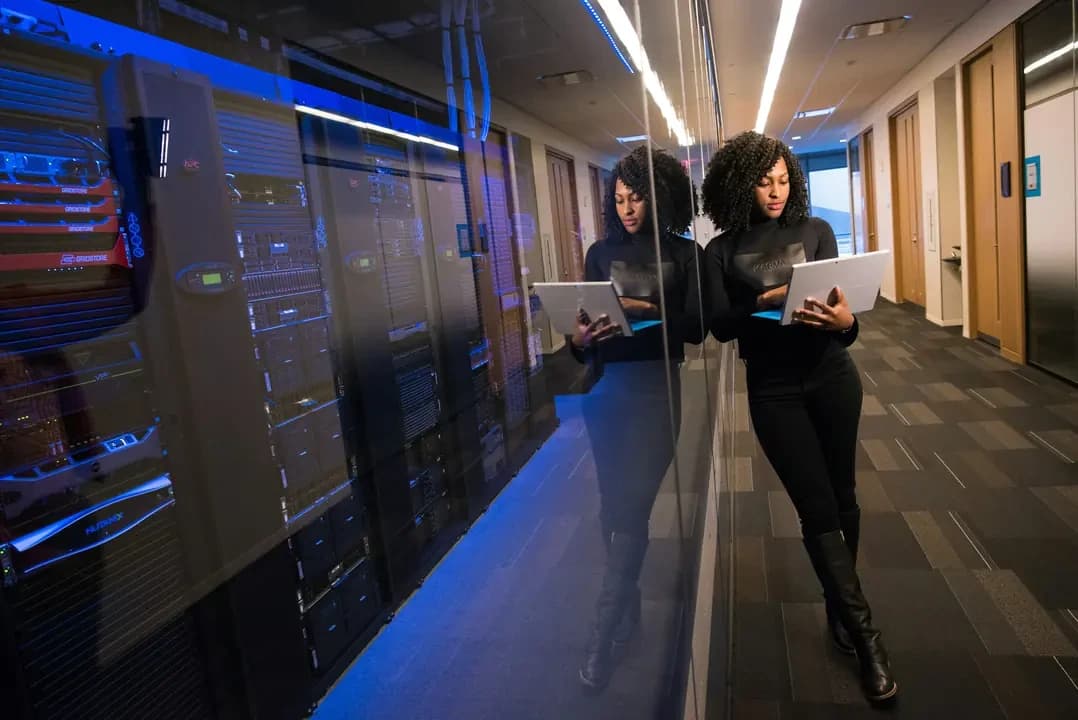 Técnicos trabalhando em servidores de um data center