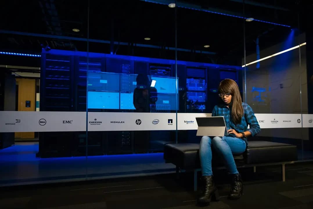 Equipe gerenciando infraestrutura de TI em datacen